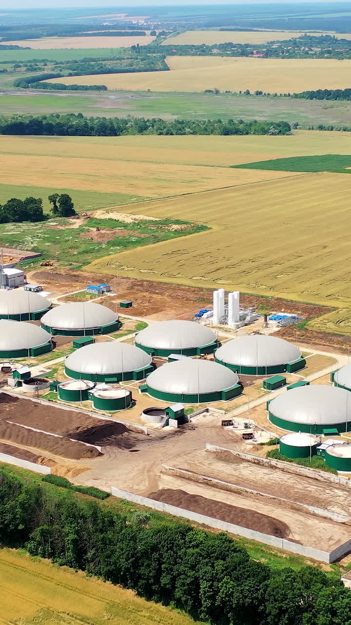 Biogas plant with storage tanks