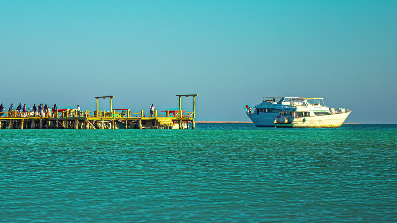 turistas en la cubierta del barco subiendo a los barcos para hacer un viaje de ida y vuelta, lapso de tiempo
