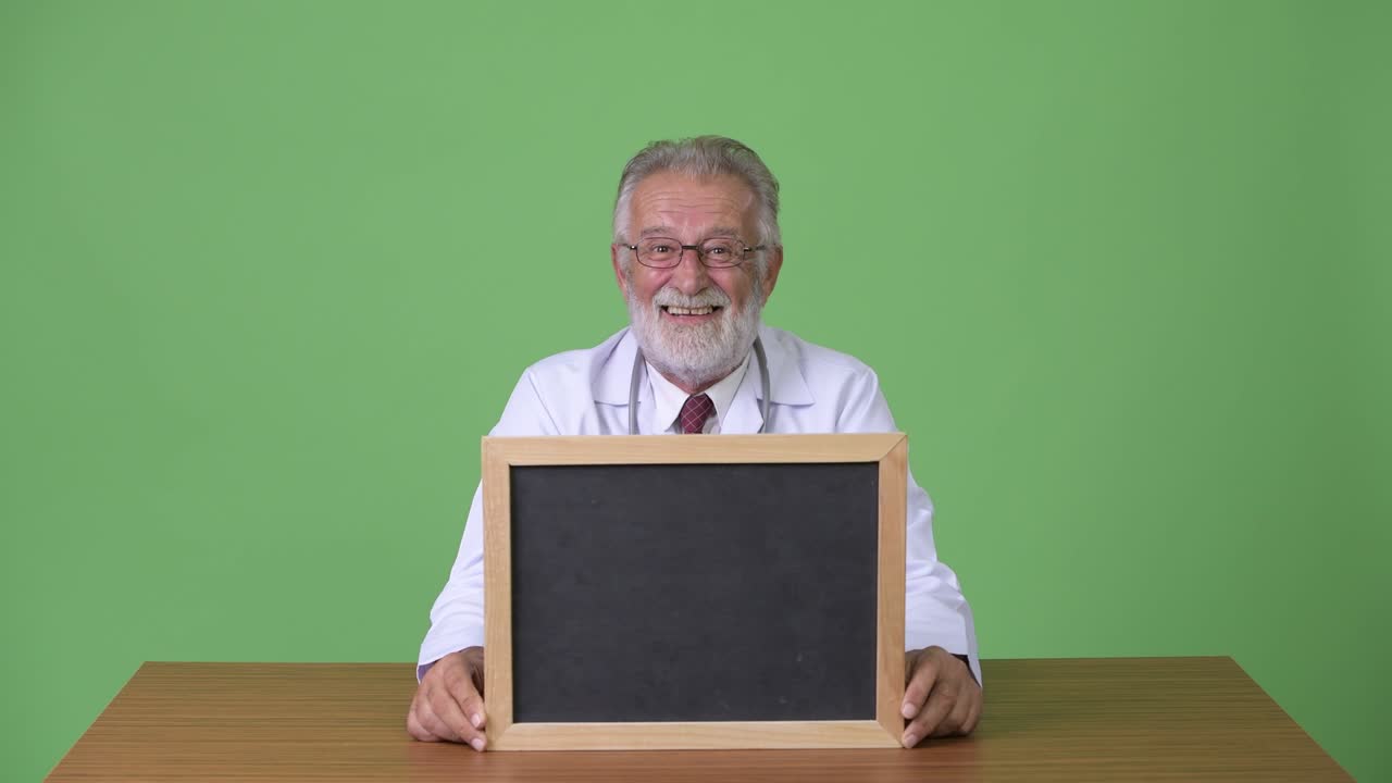 hombre barbudo y guapo en el fondo verde.