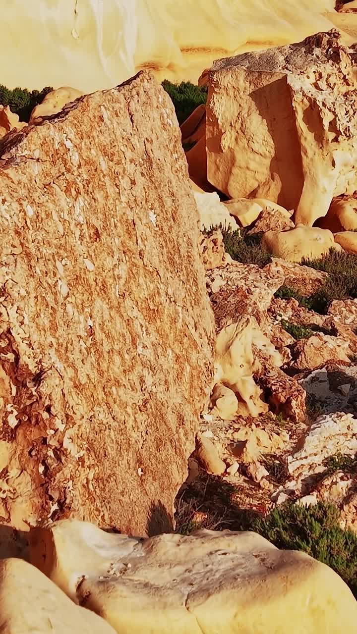 Esplorare il terreno roccioso di Malta durante le calde ore diurne