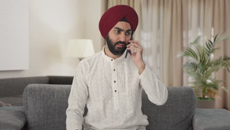 hombre indio sikh enojado gritando en el teléfono