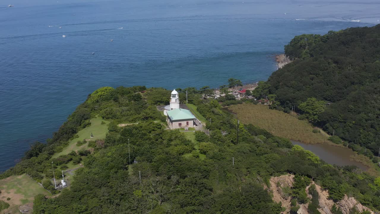 faro en la isla de tomogashima, toma de órbita aérea, wakayama japón