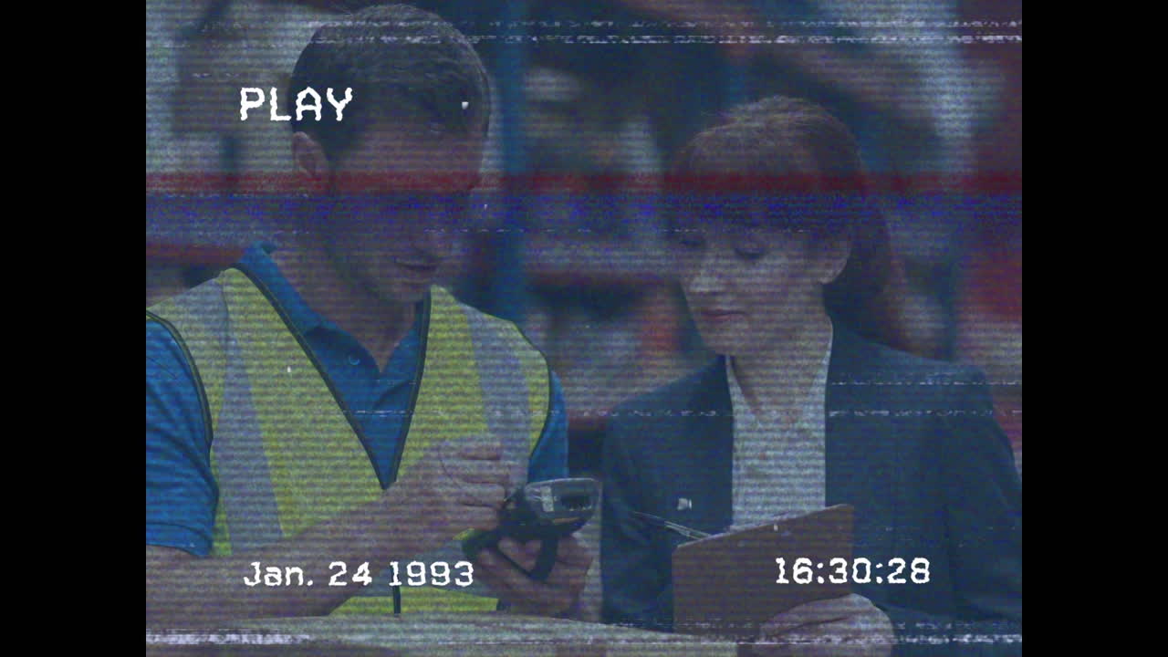 비디오 카메라 인터페이스를 사용하여 창고에서 논의하는 동료들에 대한 고장 기술의 애니메이션