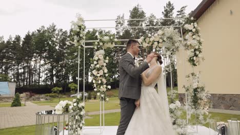 recién casados, novio caucásico con la novia caminando, abrazándose, abrazándose en el parque, pareja de bodas