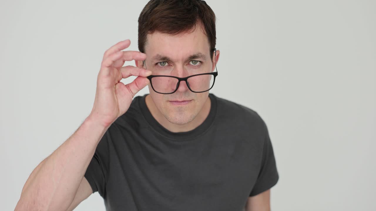 retrato de un hombre con gafas