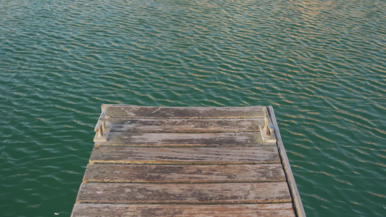 평온 한 바다 물 에 있는 부두 와 작은 파도 의 끝 의 웅장 한 전망
