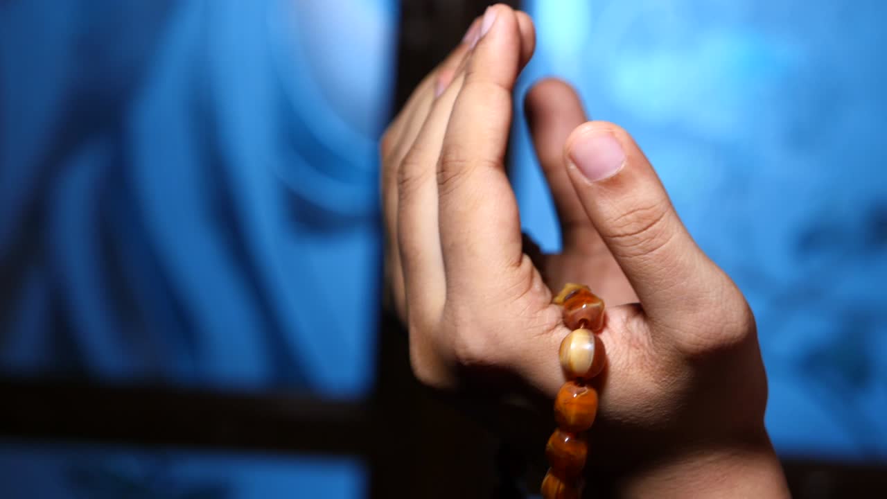 무슬림 여성들이 손으로 기도하는 장면입니다.