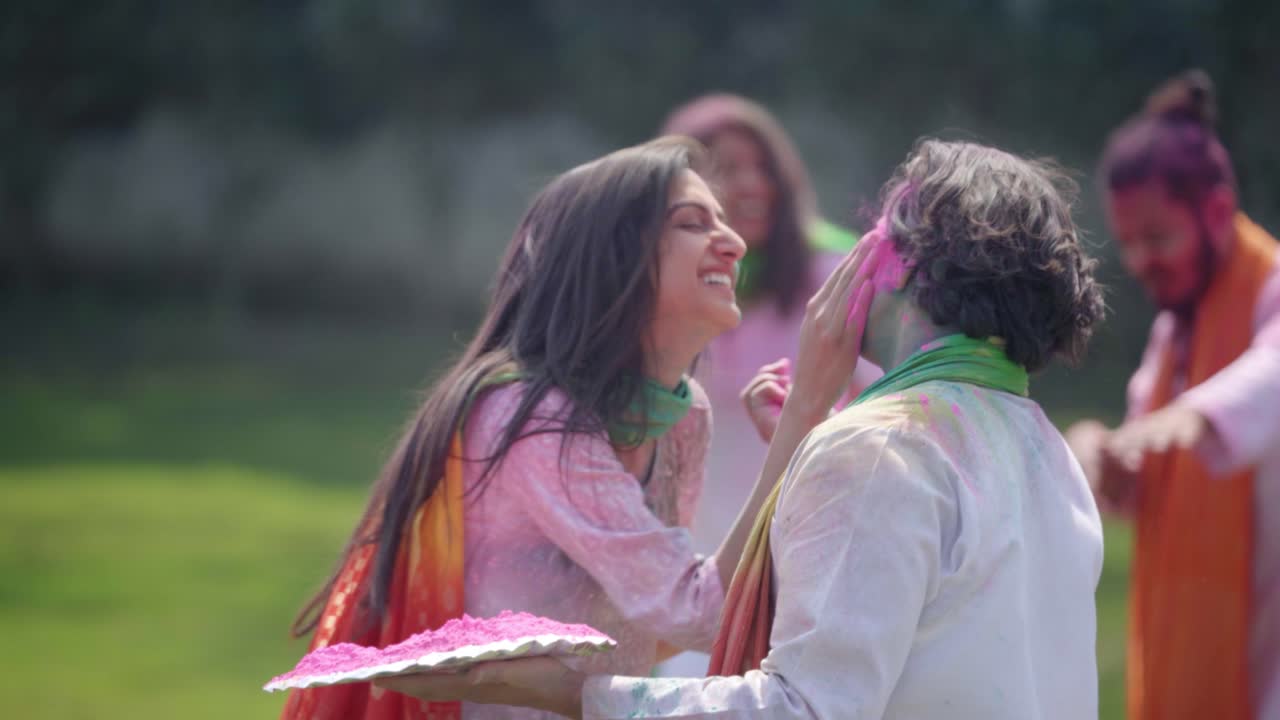 Coppia indiana che ride e scherza a una festa Holi