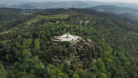 Estatua-De-Pío-IX-En-El-Santuario-De-Penha,-Guimarães,-Portugal---Antena