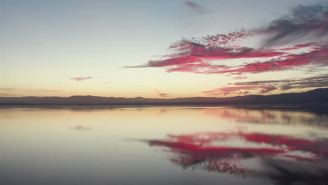 fantástica puesta de sol sobre el tranquilo mar de salton