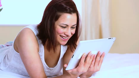 mujer sonriente usando su tableta