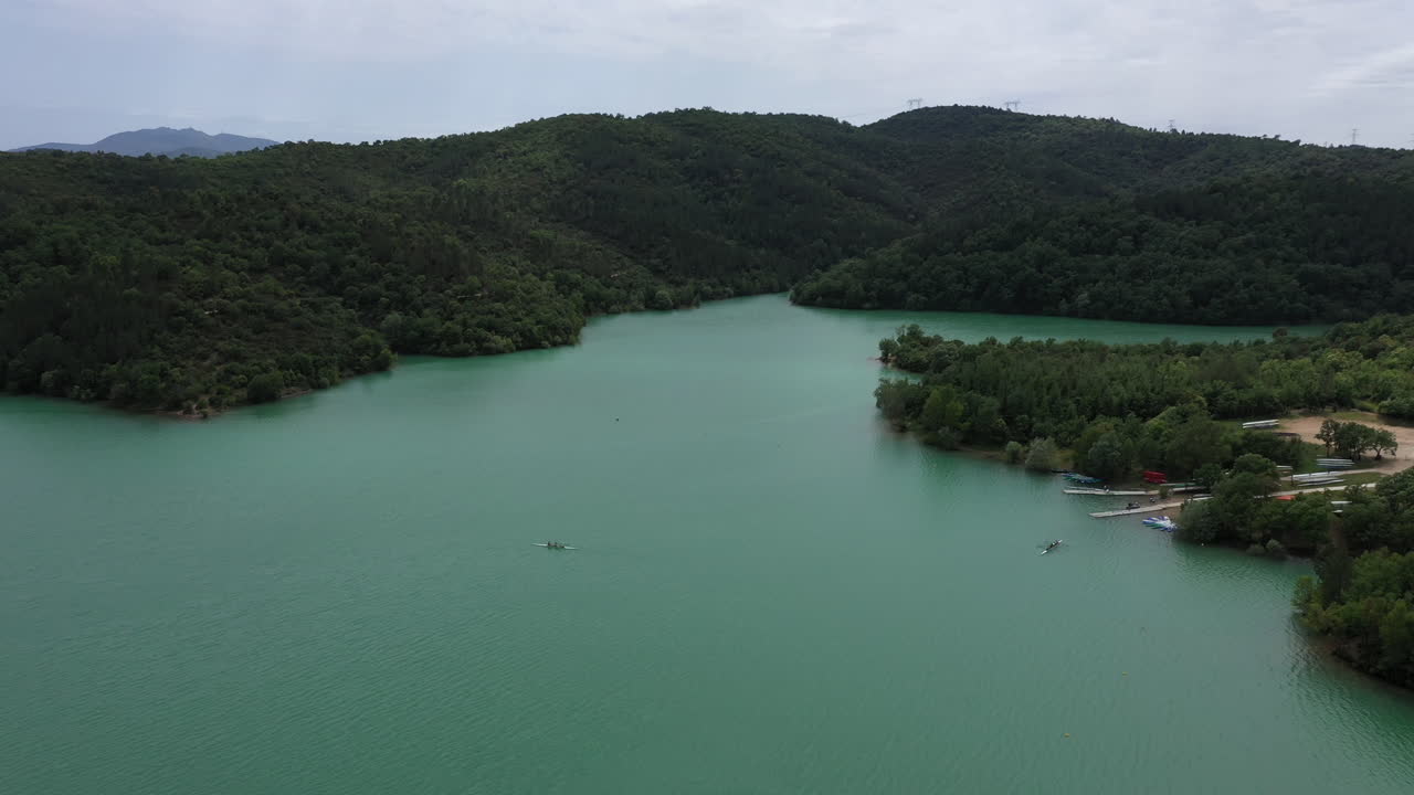 французская федерация гребного спорта воздушный снимок гребной команды озера сент-кассиен франция