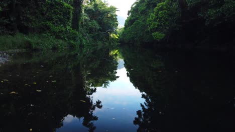 Weite-Sicht-Auf-Den-Reflektierenden-Bach,-Der-Den-Himmel-In-Der-Spiegelung-Schießt