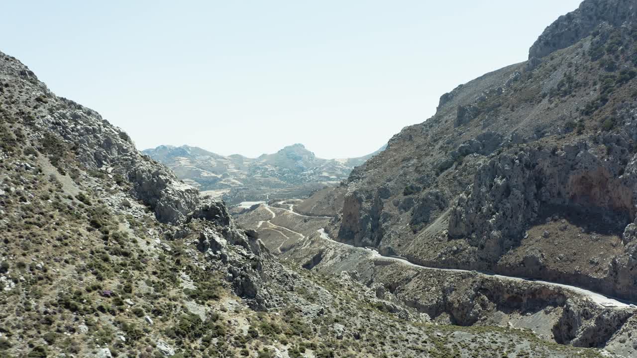 disparo aéreo de drones de la carretera del paso de la montaña revela