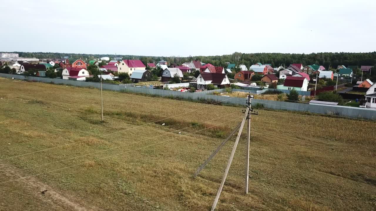 이 있는 교외 지역 의 공중 사진