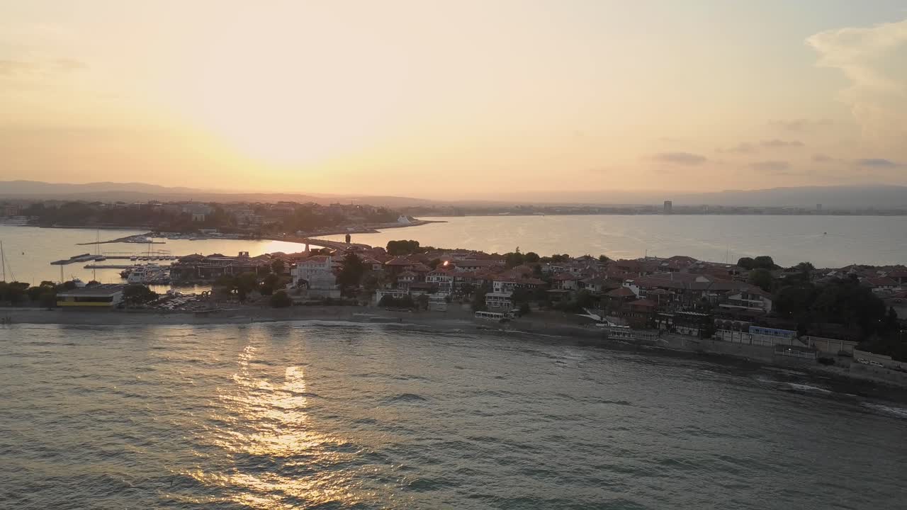 puesta de sol cerca del sitio del patrimonio mundial de nesebar en bulgaria