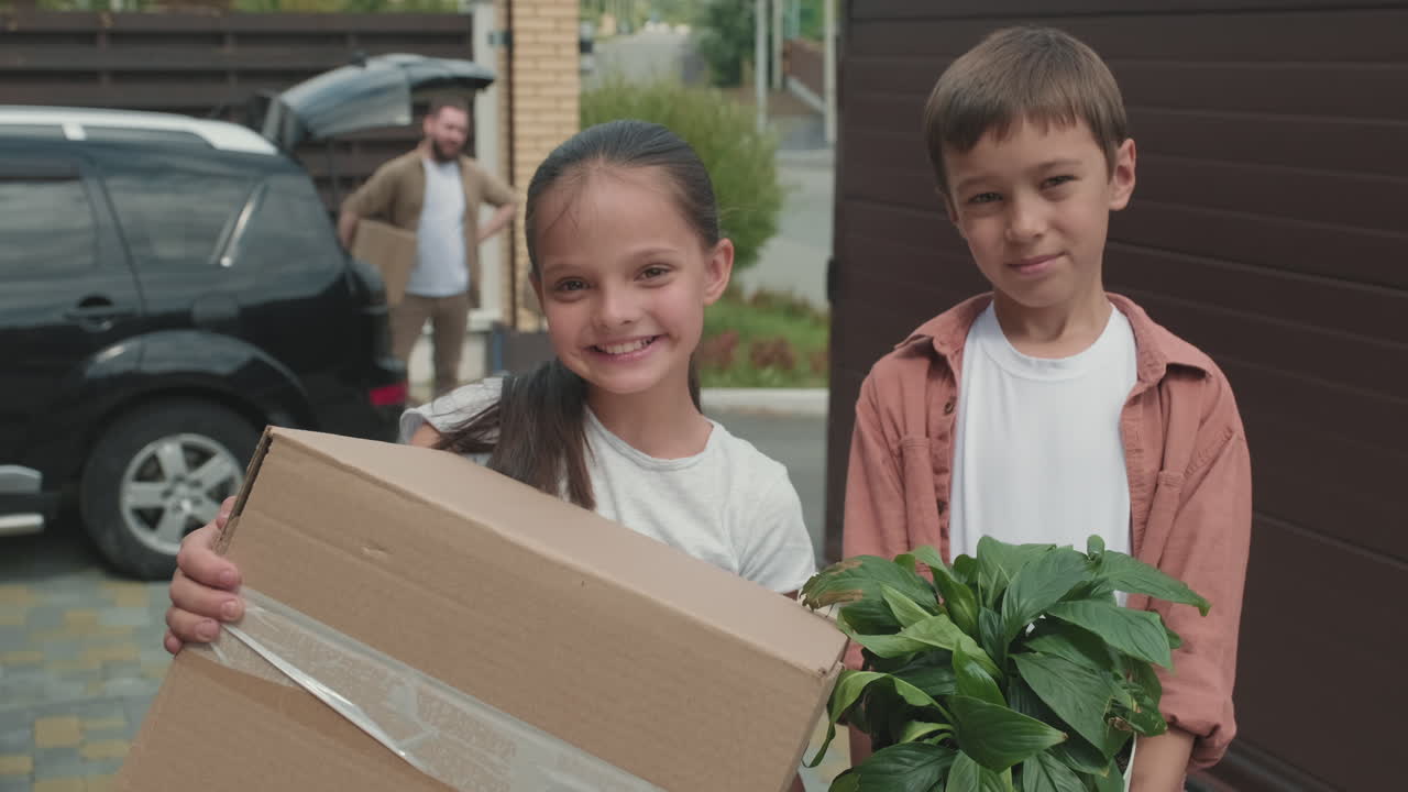 부모 가 집 을 옮기는 데 도움 을 주는 형제 자매 의 초상화