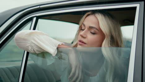 mujer en coche de época