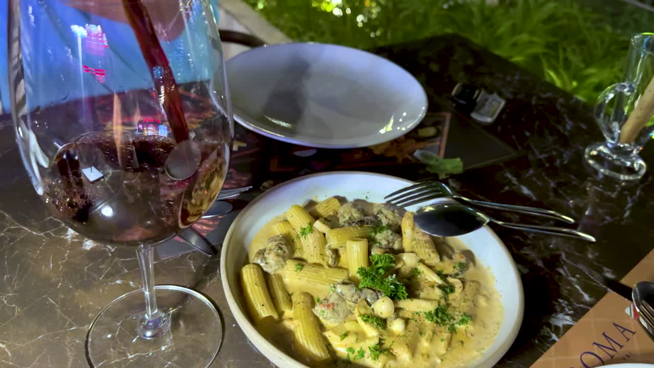 vino y pasta en un restaurante