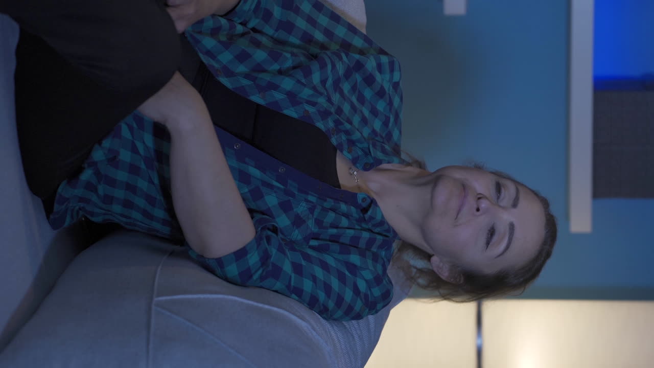 vídeo vertical de en casa por la noche, la mujer afirma que todo está yendo bien.