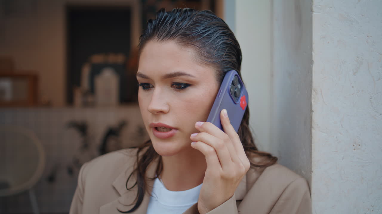 mujer discutiendo el trabajo llamada de teléfono inteligente en el café de la calle closeup. retrato de la dama