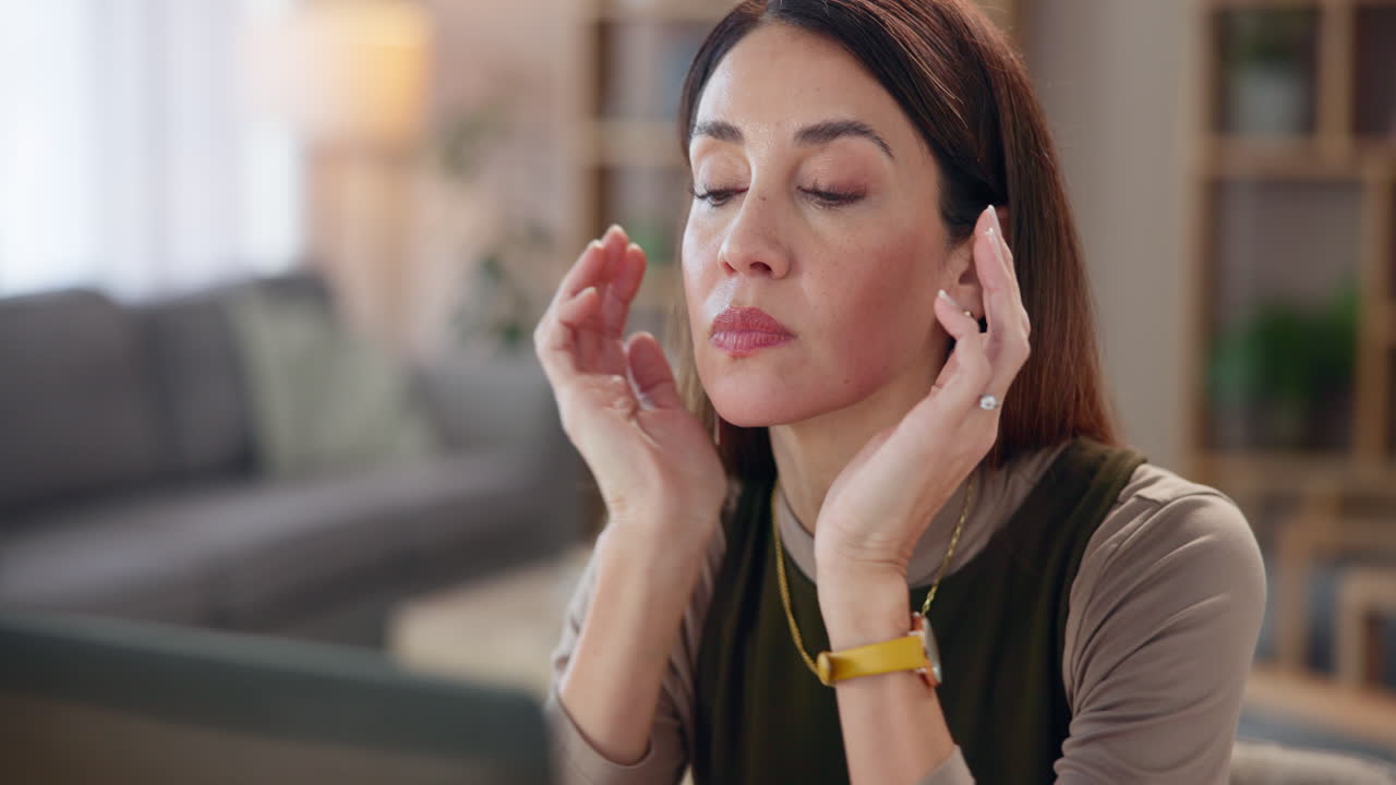 mujer cansada trabajando en una computadora