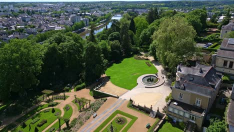 Jardín-Perrine-A-Lo-Largo-Del-Río-Mayenne,-Laval-En-Francia