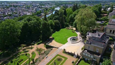 jardín de perrine a lo largo del río mayenne, laval en francia