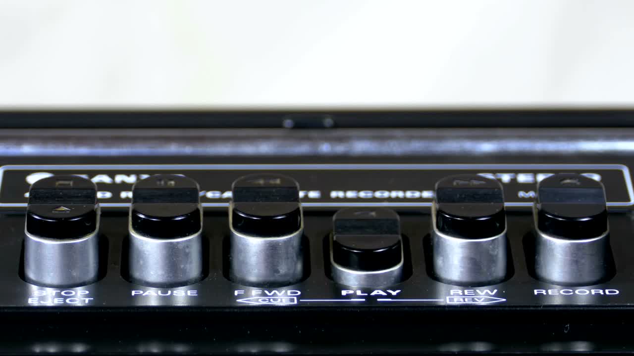 presionando el botón de reproducción en un grabador de cinta vintage