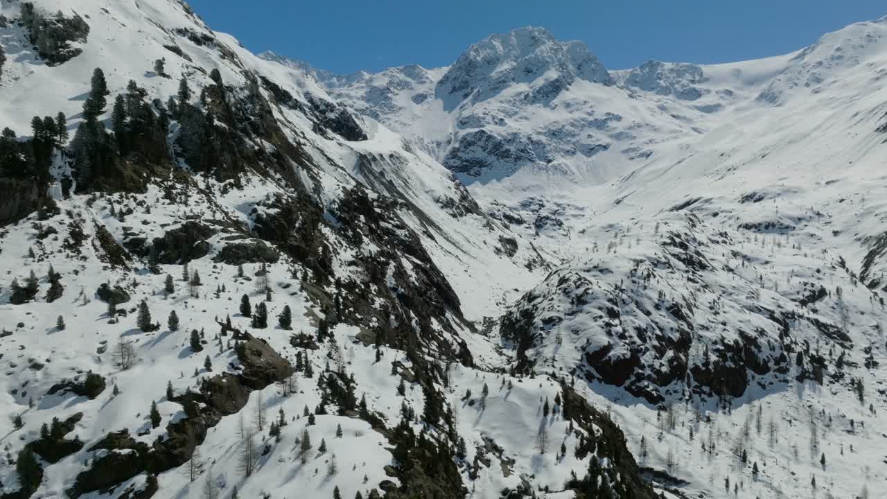 vistas de invierno del glaciar kaunertal capturadas con un avión no tripulado durante el invierno