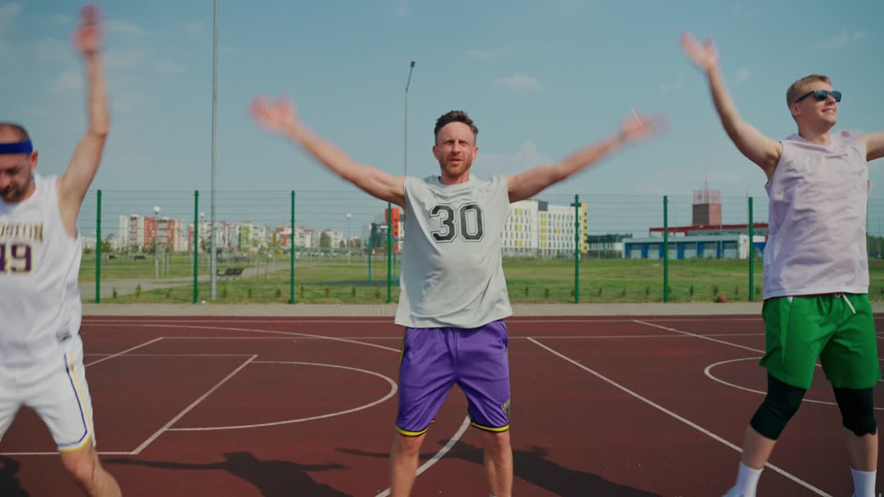 Squadra di basket che fa jumping jack sul campo
