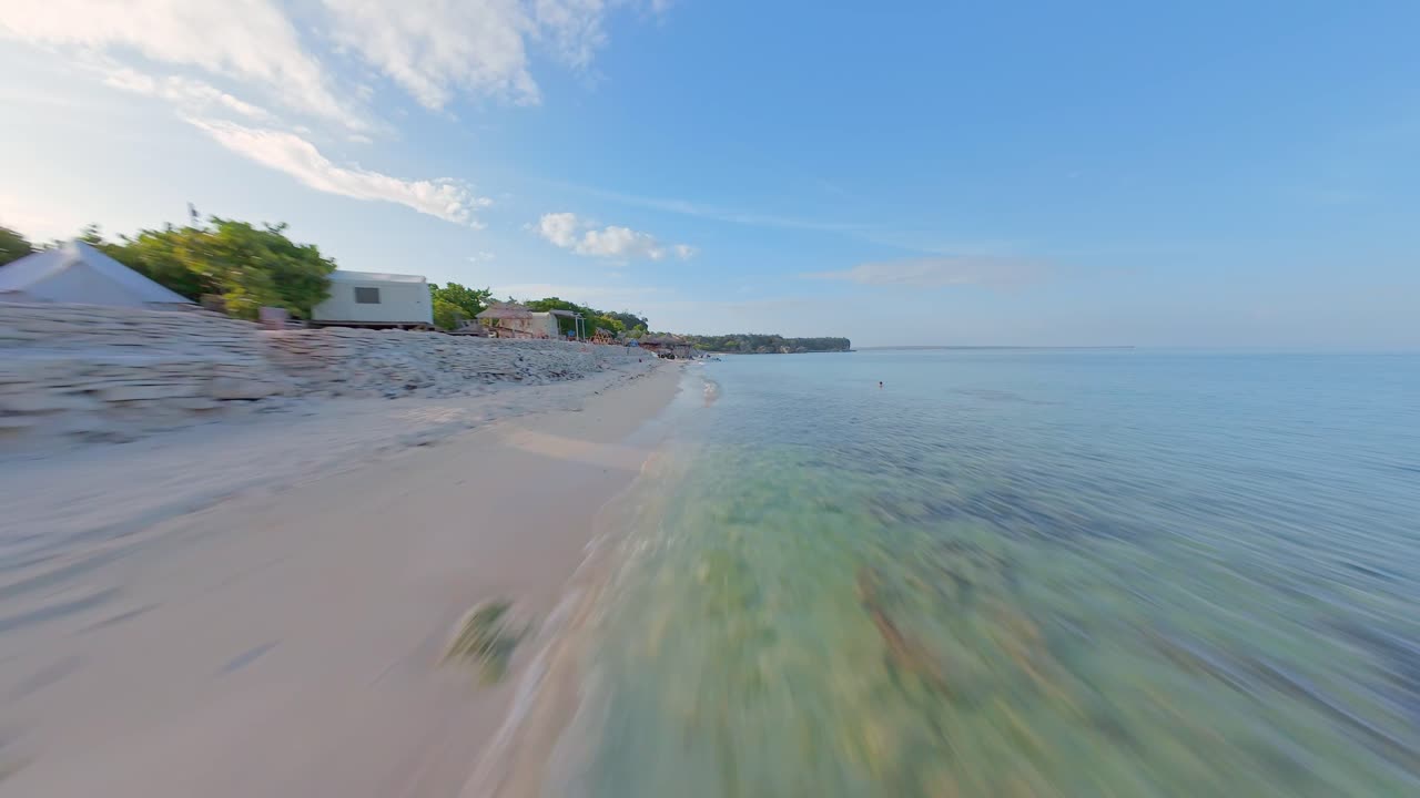 도미니카 공화국의 이국적인 모래 해변과 휴양지 위의 fpv 비행