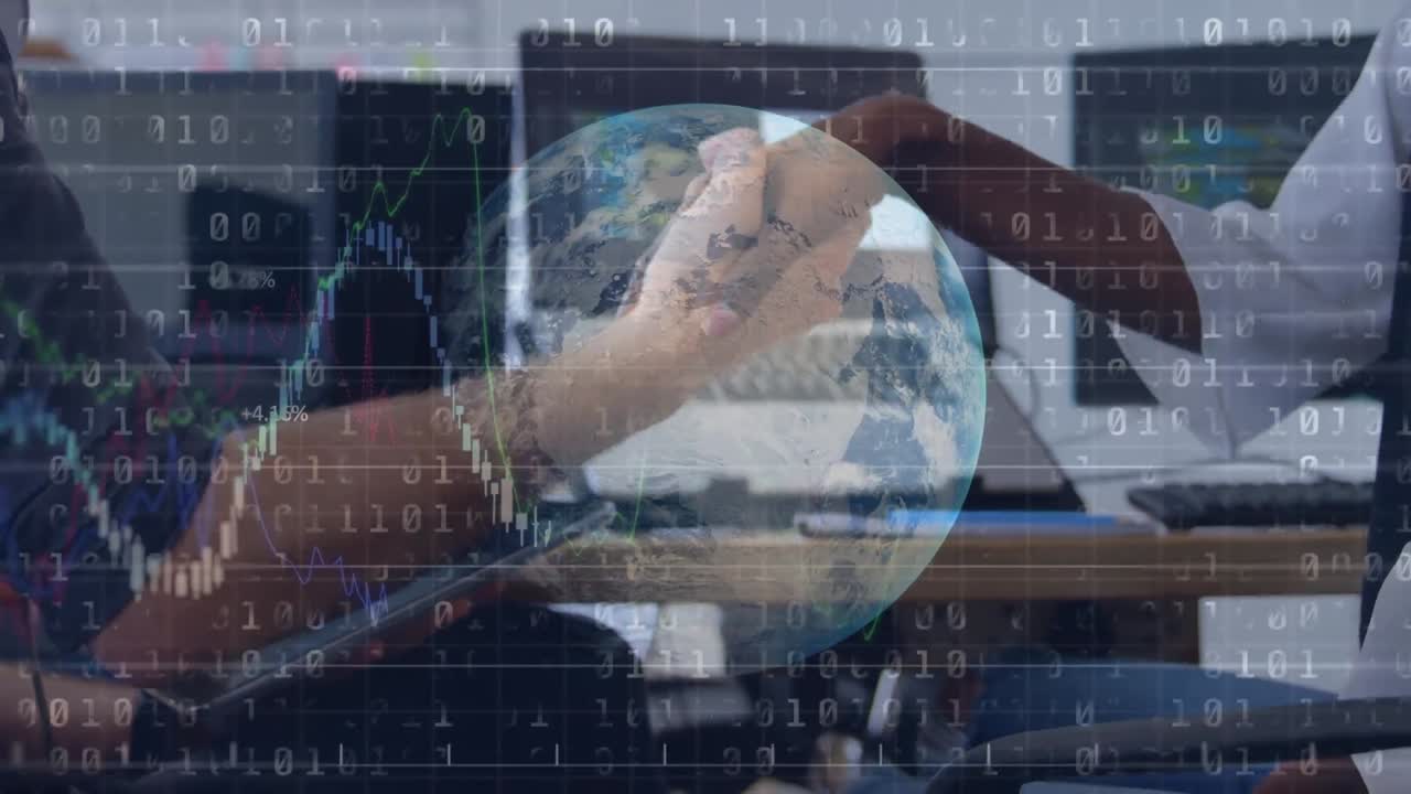 animación de código binario, globo terráqueo y gráficos sobre diversos empresarios que se dan la mano