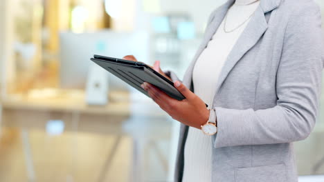 tablet digital, primer plano de las manos de una mujer de negocios