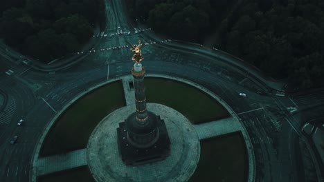 Drohne-Antenne-Der-Berliner-Siegessäule-Steigen-Und-Rechts-Abbiegen-Vor-Sonnenaufgang-Stimmungsvolle-Aufnahme