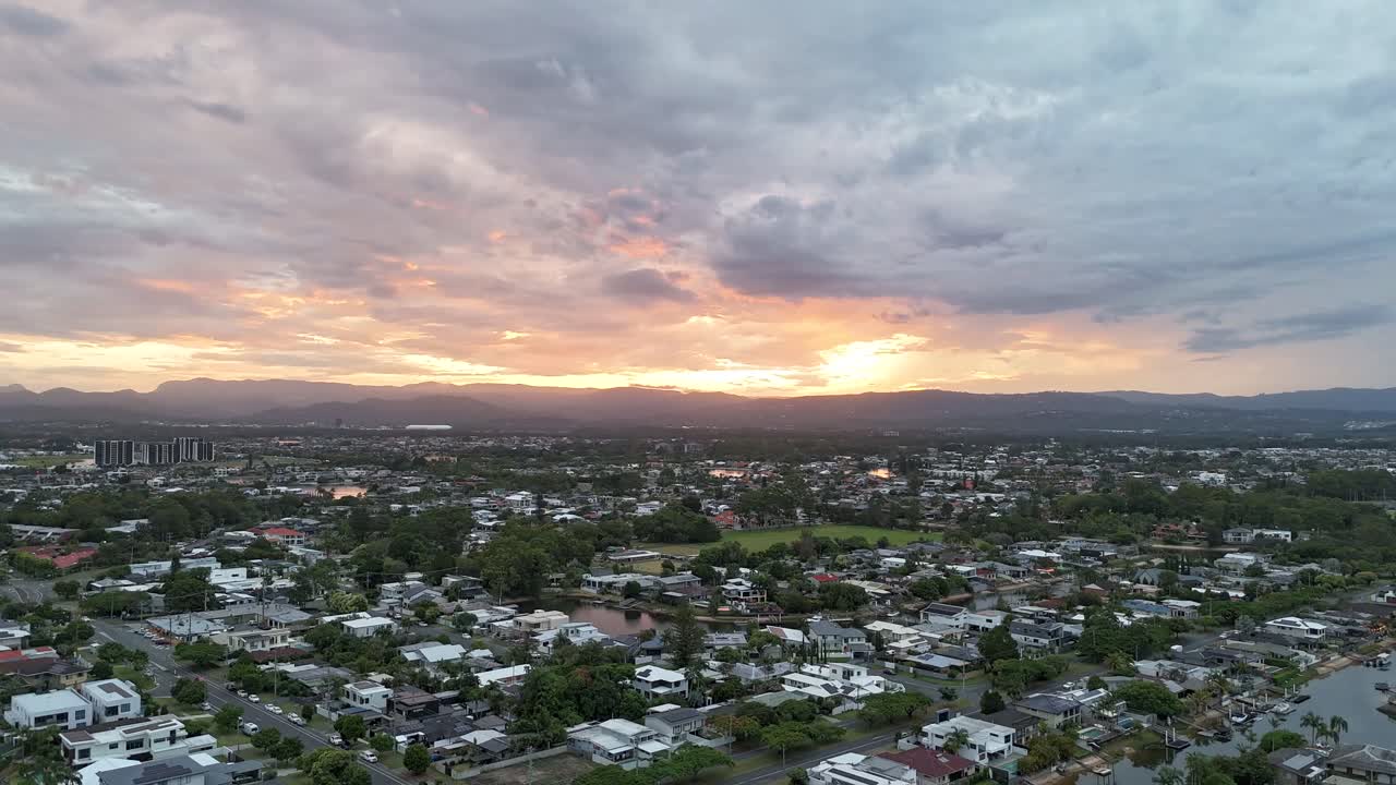교외 골드 코스트에서 해가 지는 시간