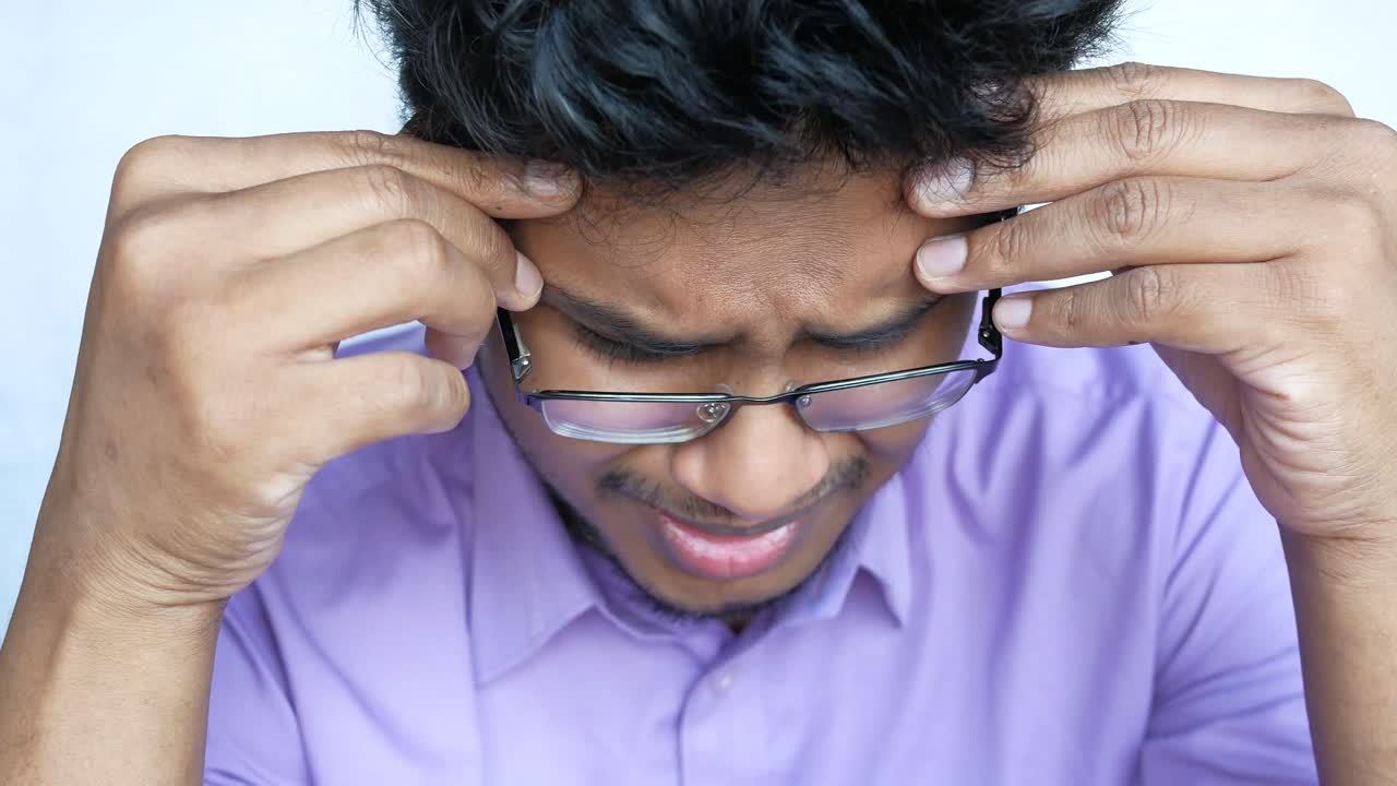 hombre con dolor de cabeza