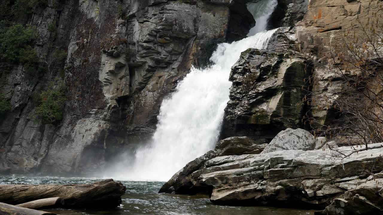 Linville Falls in slow motion, inquadratura media in 4K.