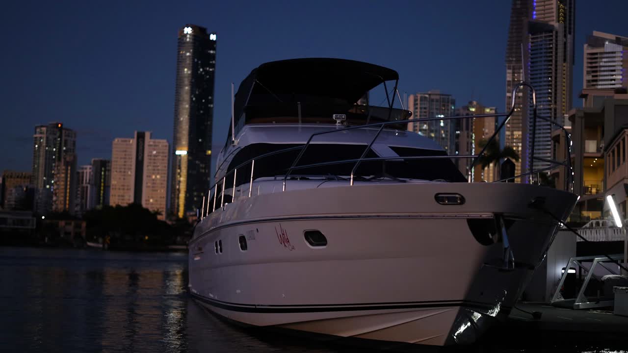 yate atracado en el canal de la costa dorada por la noche