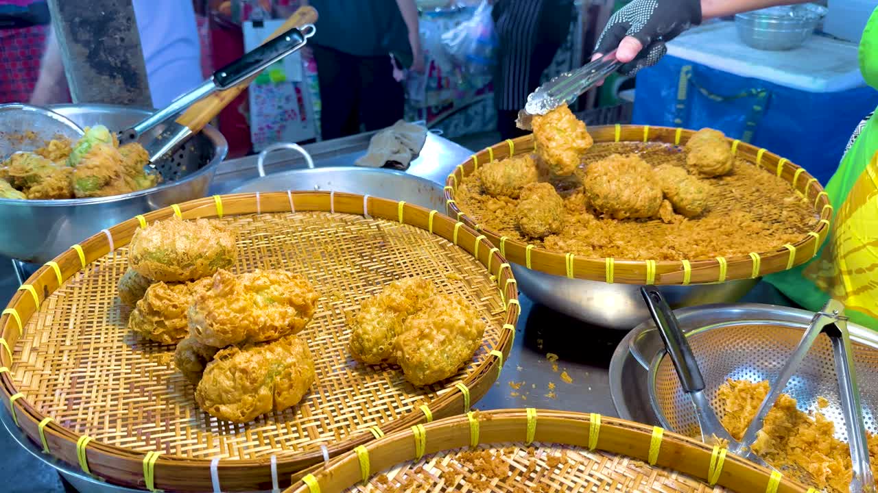 판매자 가 떠다니는 시장 에 김 을 한  케이크 를 준비 하고 있다
