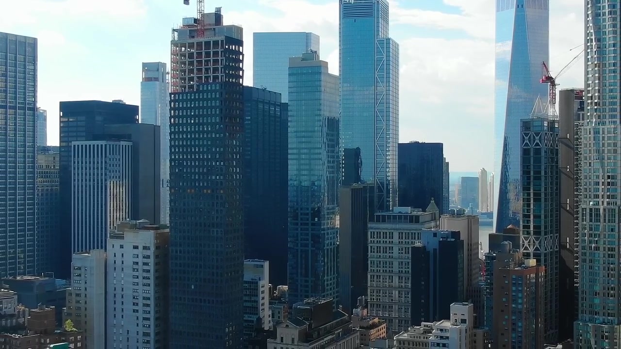 Vista panorâmica da cidade de Nova York com arranha-céus e céu azul