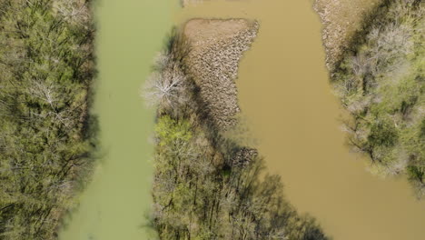 disparo de arriba hacia abajo que muestra los arroyos con agua estancada que se alimentan en el lago de secoya