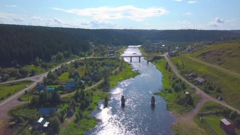 paisaje de río y pueblo con puente