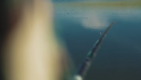 Vista-Cercana-Desde-Atrás-El-Pescador-Observa-La-Pesca.