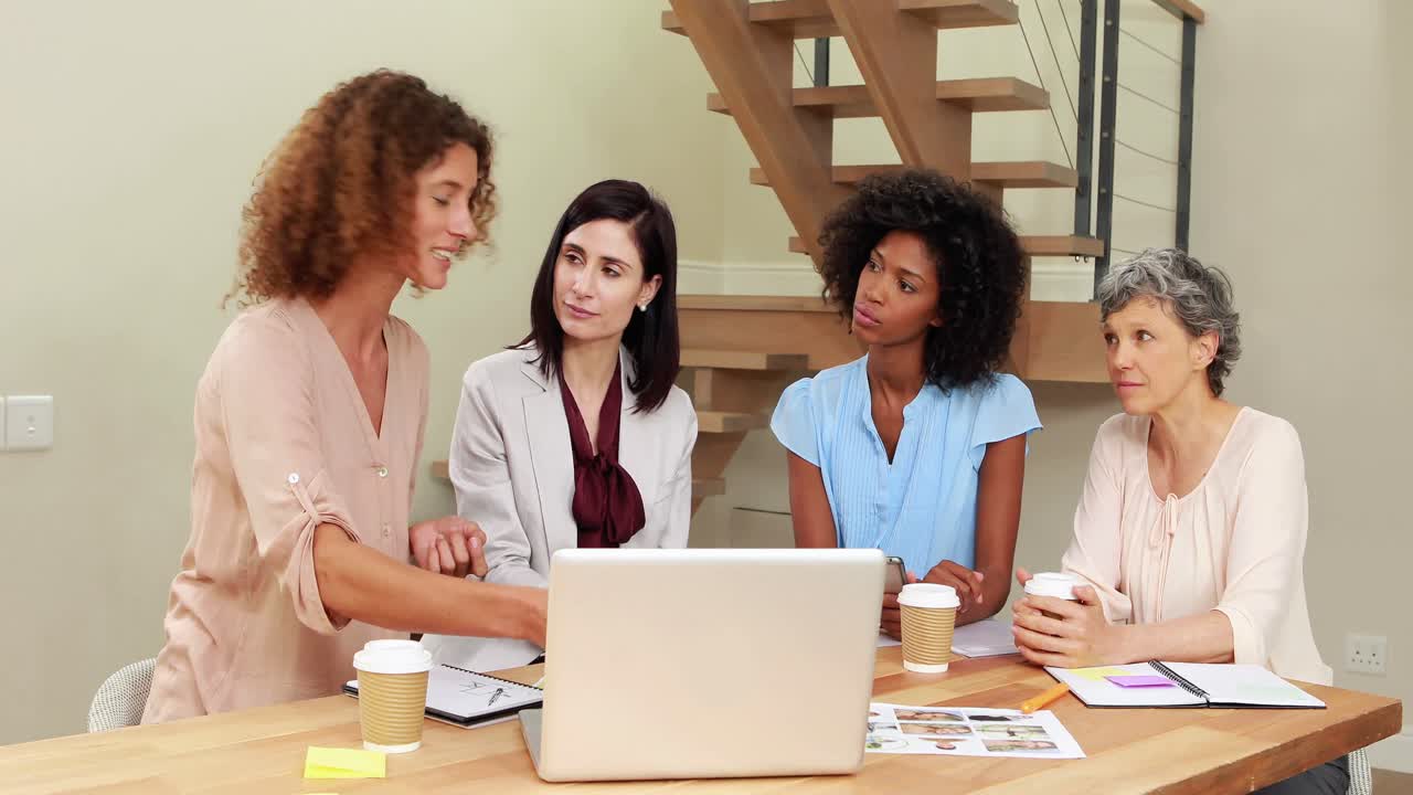 mujeres empresarias creativas que trabajan juntas