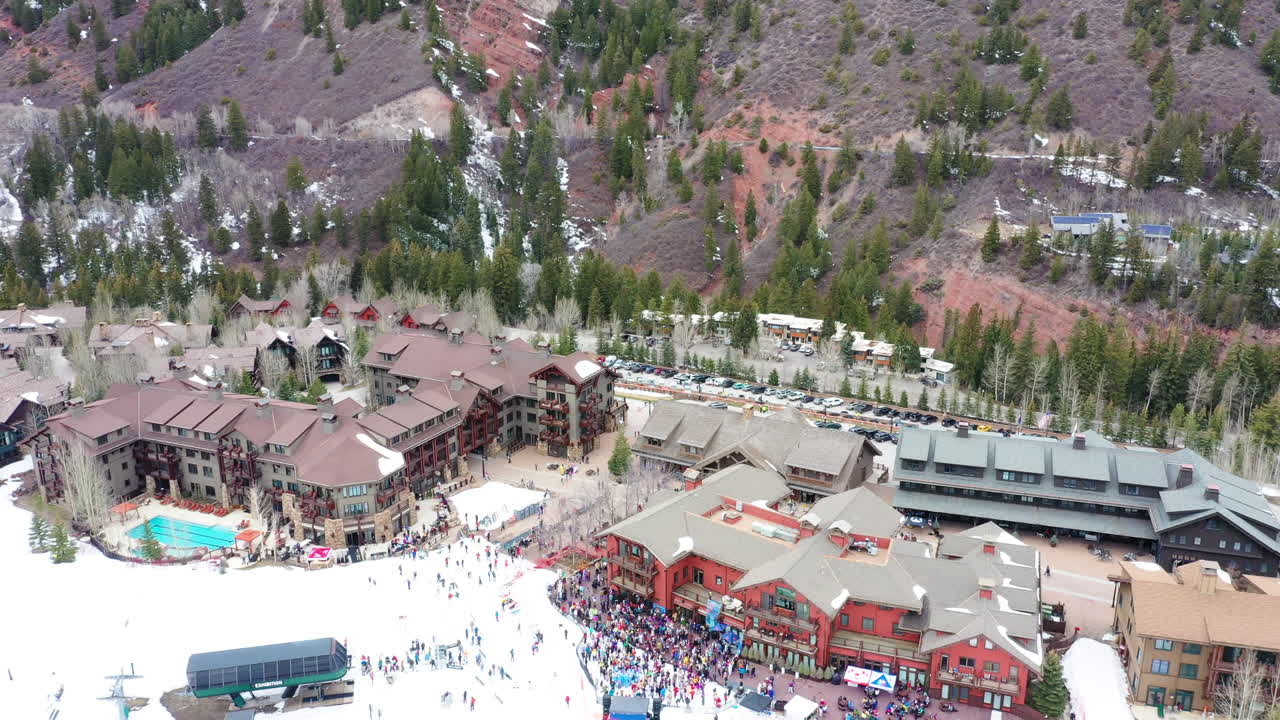 주변에 많은 사람들이 있는 고급 스키 리조트, 공중 비행 빠른 보기