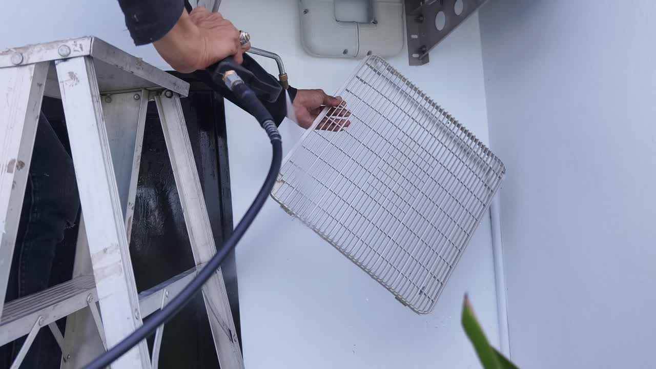 limpieza de una unidad de aire acondicionado exterior