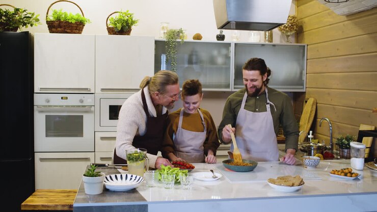 Uomini e un ragazzo caucasici in cucina