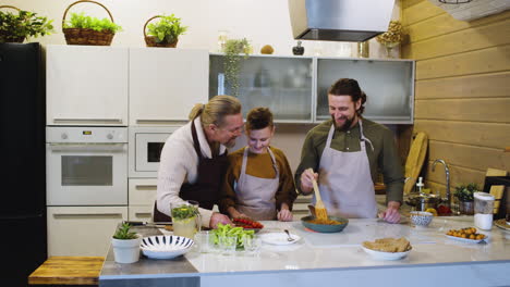 hombres caucásicos y niño en la cocina