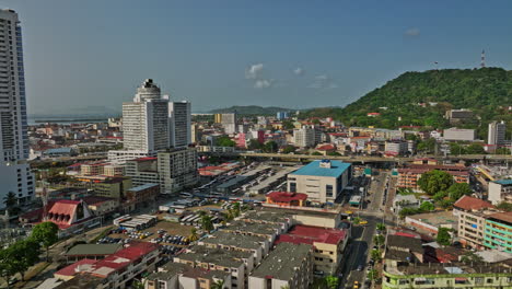 Panama-City-Aerial-V63-Low-Height-Flyover-El-Maranon-Nachbarschaft-In-Richtung-Des-Historischen-Viertels-Casco-Viejo,-Schwenken-Zeigt-Küstengürtel-Und-Wunderschönes-Buchtwasser---Aufgenommen-Mit-Mavic-3-Cine---März-2022